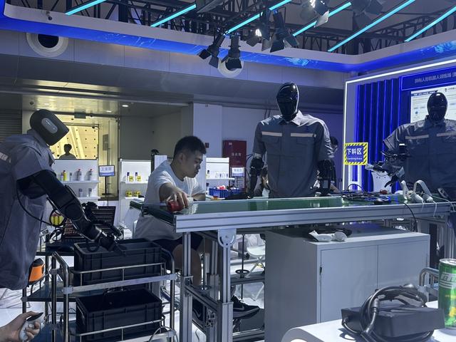 震撼！国内人形机器人最大规模集中亮相，超150台“天团”登上WAIC