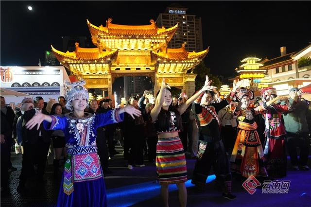 老地标有了新表达！WOW汉堡巡游记走进昆明金马碧鸡坊