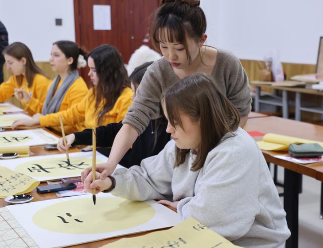 白俄罗斯青年学子在宁夏体验中国传统文化和塞上风情