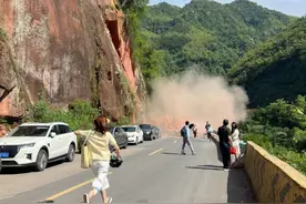 贵州赤水丹霞大瀑布附近山体塌方车辆被埋，景区：无伤亡，道路已恢复图片