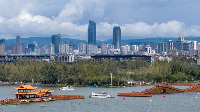 昆明：东风坝开合浮桥正式对市民开放