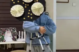 笑哭！山东5岁女娃送给爸爸的“花束”惊呆全网，爸爸回应：网友问什么时候吃席图片