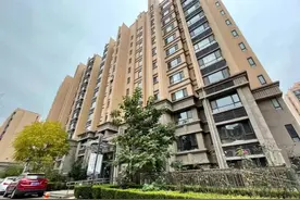 顺义丨俩女子在这小区挨家挨户敲门？记者核实图片