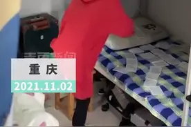 女孩子晚上睡觉怕冷，摆“人形”暖宝宝贴取暖图片