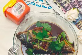 这么做酱焖鲫鱼营养又下饭，邻居都能闻到香图片