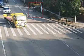 老伴去世后，那把老太天天推的空轮椅，不见了图片