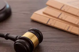 同母异父的弟弟看望老母亲遭姐姐阻拦，弟弟有探望权吗？图片