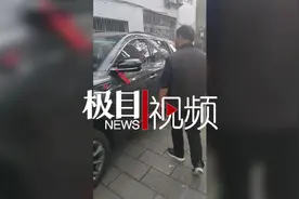 父亲6年前随口许愿渴望有辆车，儿子攒钱6年后送父亲一辆新车图片