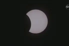 日全食奇观登场 南极洲极昼现短暂“黑夜”图片