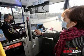 满60周岁可免费乘泰城公交！全国符合条件乘客刷身份证即可图片