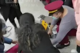 男子地铁站内突发心梗倒地，他将大衣脱下为其保暖，身着秋衣参与急救图片