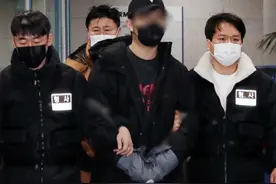 袭击素媛案罪犯的男子被拘留 戴手铐喊：赵斗淳先拿的锤子图片