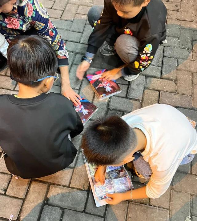 惊诧！这种小卡片风靡，有孩子已花好几千，你的孩子会买么？