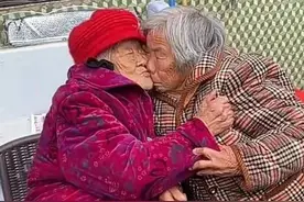 百岁妈妈70年后找到古稀女儿：妈妈给女儿发红包 女儿想抱着妈妈哭一回图片