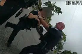 美警执法越界被同事阻拦：转身掐住女警喉咙 推撞在警车上图片