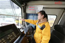 从柳州毕业后，95后女孩成为广西第一位大机女司机图片