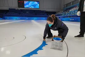 冬奥冰壶比赛的冰面平整吗？冰面该怎么制作？制冰师来告诉你图片