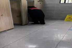 保洁阿姨进入男厕打扫卫生，如厕男士会觉得尴尬吗？图片