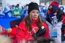 谷爱凌摘银后吃包子图片