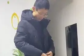 爸爸一口气买11件衣服挨个给妻女展示，网友：看气质是老师图片