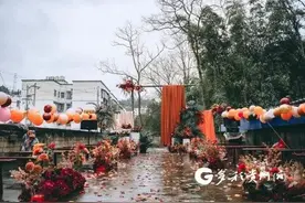 用心又浪漫！贵州一新郎与家人DIY屋顶婚礼！新娘：“感觉自己被爱包围着！”图片