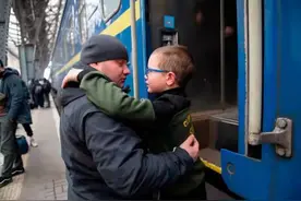 乌克兰父亲与儿子深情告别，妻子儿女转移到安全地方，他留下战斗图片