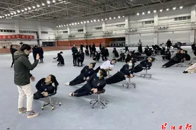 躺在凳子上化身“雪花”起舞，武汉聋校老师与听障演员完成了“不可能”的任务图片