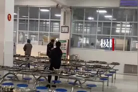 学校保安给食堂阿姨送花后羞涩离开，网友：原来歌词里说的是真的图片