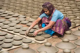 孟加拉国陶工制作陶器 塑形晾干工序复杂图片