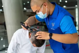 复旦学子、后勤人员化身理发师，赢得点赞图片