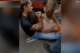 巴西女子街头被小偷偷手机 锁喉将其制服直到警察到来图片