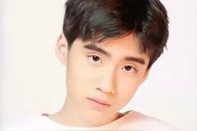 还记得《知否》里的少年顾廷烨吗？他现在长这样？图片