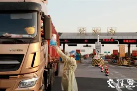 江苏战疫全景图 | 连云港：为货车司机送上疫情防控“大礼包”图片