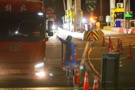 国务院：严禁擅自阻断或关闭高速公路，保障邮政、快递车辆通行图片