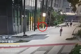 小区玻璃门突然爆裂割伤3岁小孩 物业：用力推门导致图片