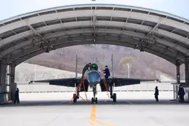 点赞！新一批舰载机飞行学员成功单飞图片