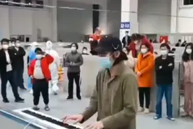 音乐老师上海方舱弹奏《指纹》，每个人都愿意把快乐带给大家图片