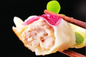 饺子包好后，直接放冰箱就“废了”！教你一个妙招，饺子不粘连，不破皮图片