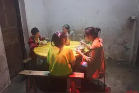 小镇工厂里的“陪读妈妈”：在现实与未来夹缝间选择，为了下一代返乡打工…图片