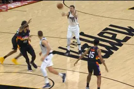 惊险一幕！克莱伯空接吊筐脱手背部重摔在地 原地翻了个跟头图片