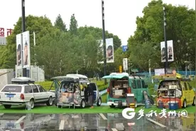 汽车后备箱玩出新花样 贵阳街头后备箱集市受年轻人青睐图片