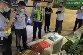 大巴车里装着眼镜王蛇，还有34种香烟……严查图片