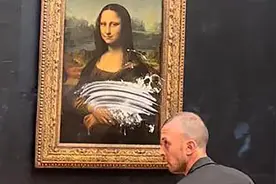 她被当众扔蛋糕图片