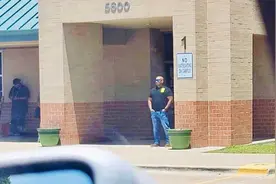 美国老兵主动报名在女儿校门口站岗：得州枪击案让我失眠，这样安心点图片