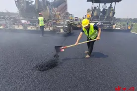 不惧“烤”验，筑路人坚守岗位保进度图片