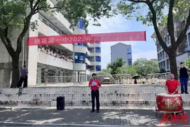 为高考壮行 为梦想助威：桃花源一中全校师生为2022届高三学子送考护航图片