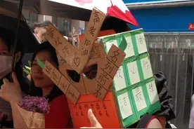 高考首日花式送考盘点：“旗袍爸爸”“举粽妈妈”“头套弟弟”纷纷出圈图片