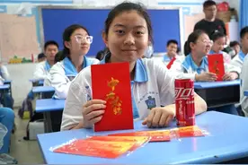 “最后一课”暖心寄语、送定制可乐、过“成功大道”……青岛二实验送考初三学子，别样又温暖图片