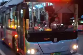 女儿坐上爸爸开的公交车难掩开心，网友：一声爸爸，心都化了图片