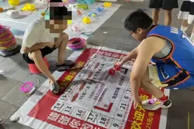 长沙夜市的“有奖数字游戏”为何老输？数学老师一算，结果惊呆了图片